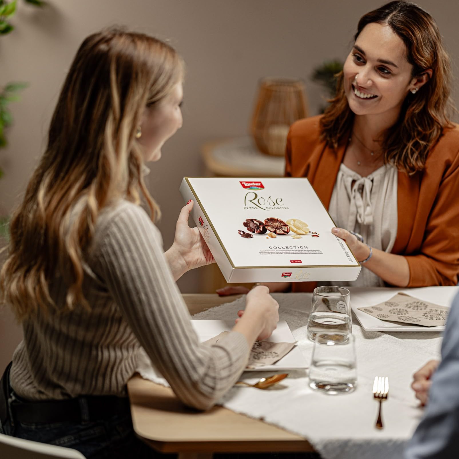loacker-rose-of-the-dolomites-selection-praline-24-cioccolatini-300g image 5
