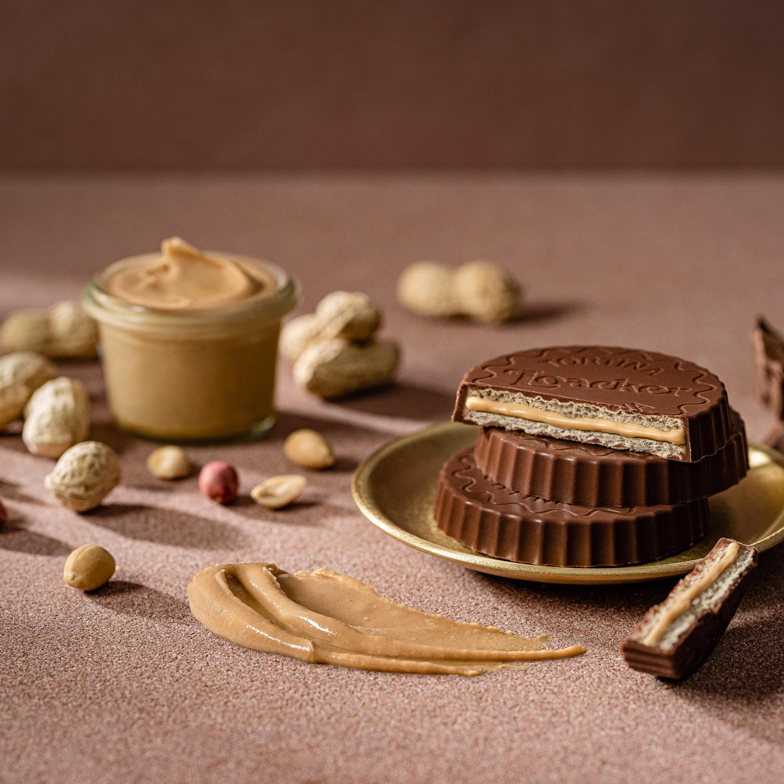 loacker-tortina-peanut-butter-wafer-con-burro-d-arachidi-e-cioccolato-al-latte-6 image 7