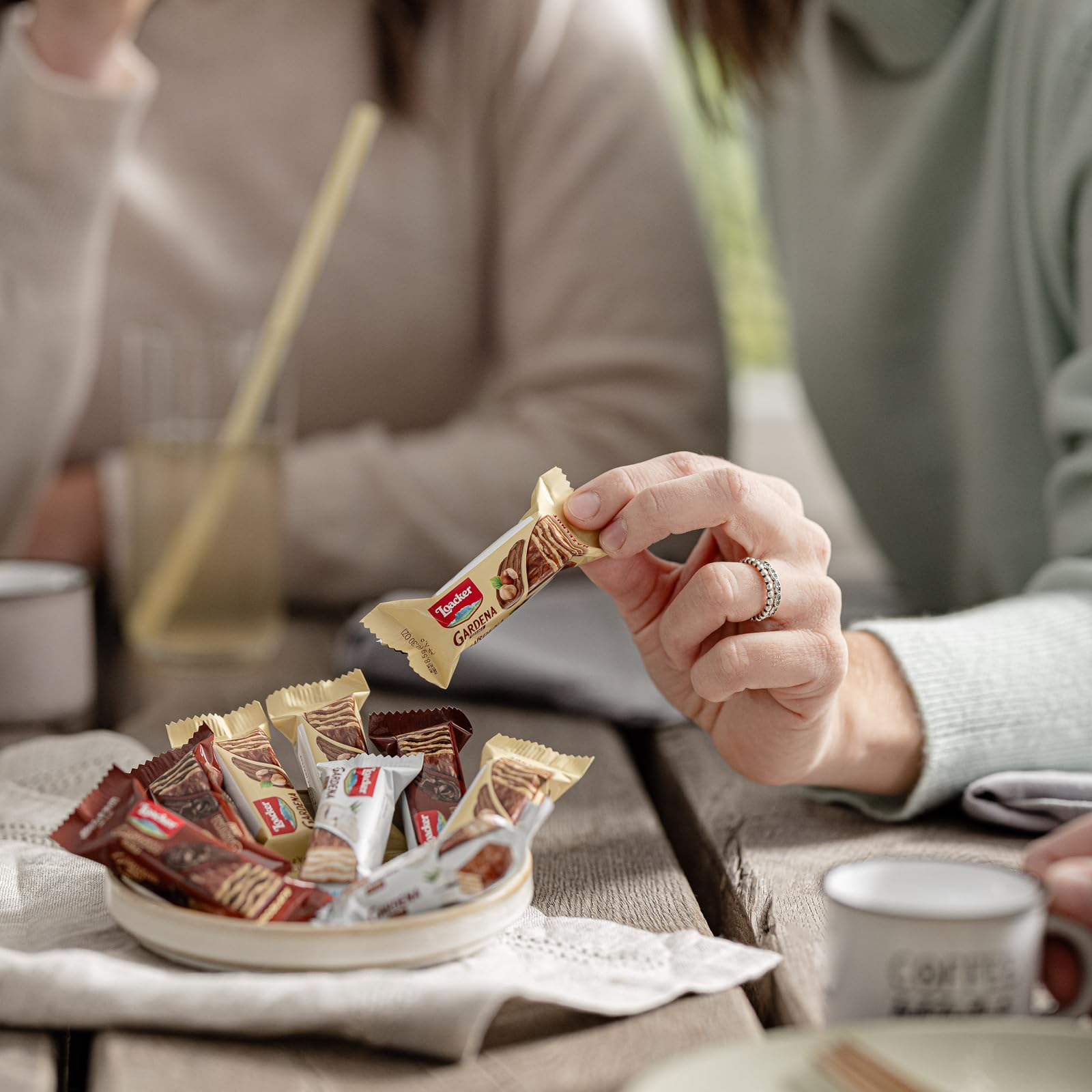 loacker-gardena-fingers-coconut-wafer-cocco-e-cioccolato-al-latte-8x125g image 5