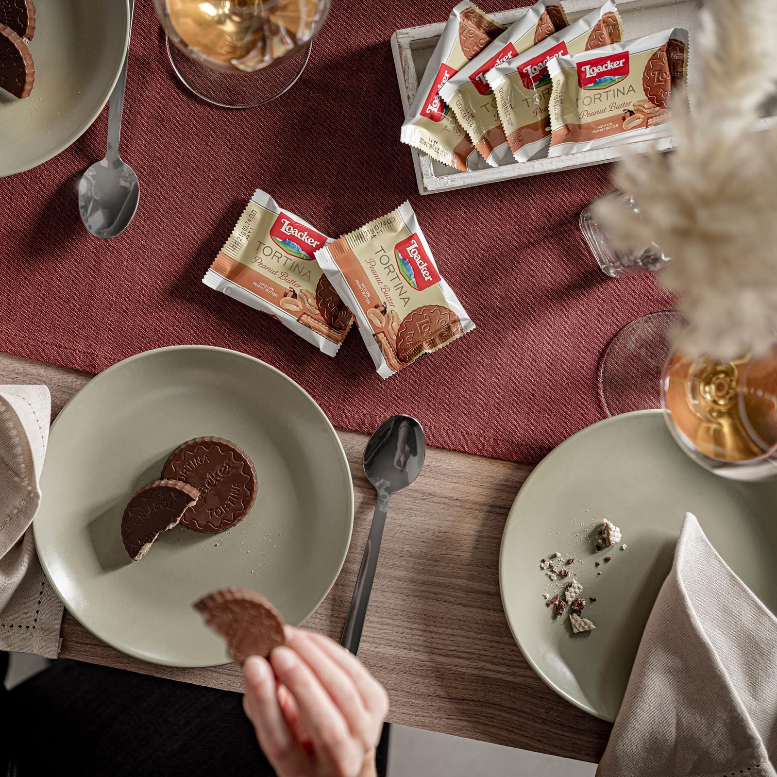 loacker-tortina-peanut-butter-wafer-con-burro-d-arachidi-e-cioccolato-al-latte-6 image 6